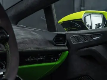 LAMBORGHINI Huracán Tecnica V10 639PS Carbon 3.100km