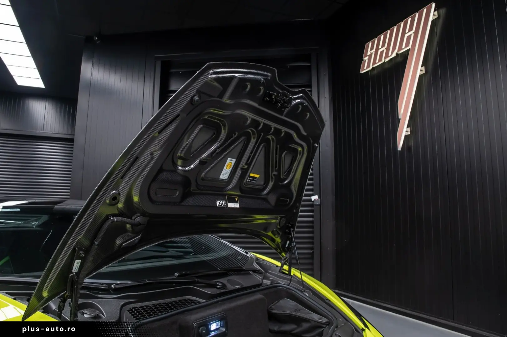 LAMBORGHINI Huracán Tecnica V10 639PS Carbon 3.100km