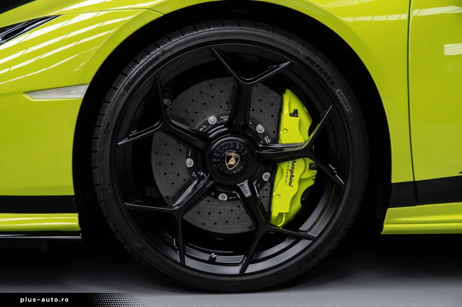 LAMBORGHINI Huracán Tecnica V10 639PS Carbon 3.100km