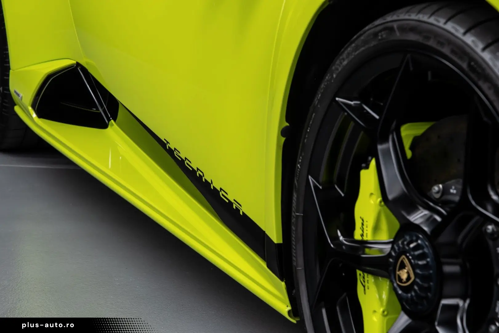 LAMBORGHINI Huracán Tecnica V10 639PS Carbon 3.100km