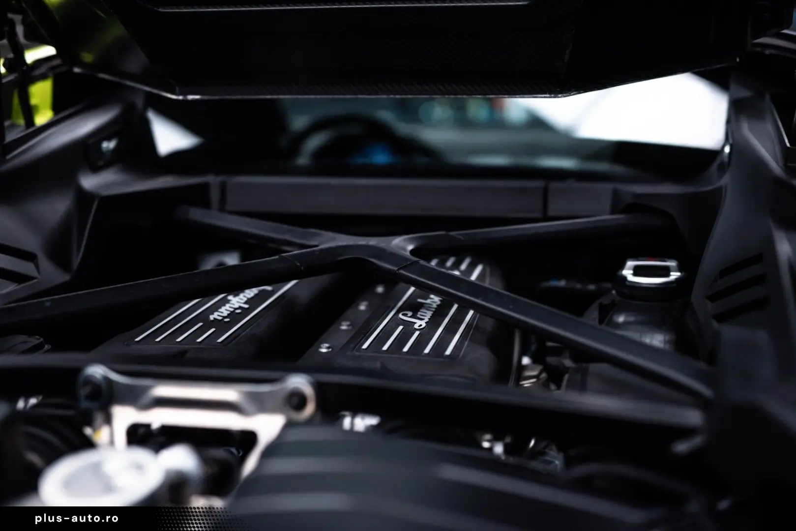 LAMBORGHINI Huracán Tecnica V10 639PS Carbon 3.100km