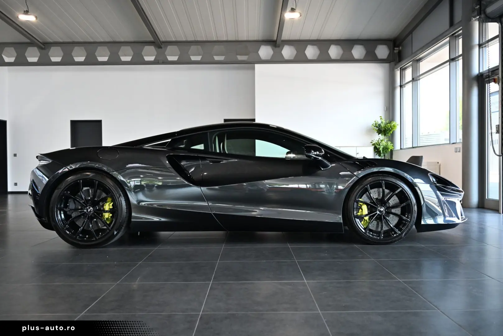 MCLAREN Artura Clubsport Vision Technology Practicality