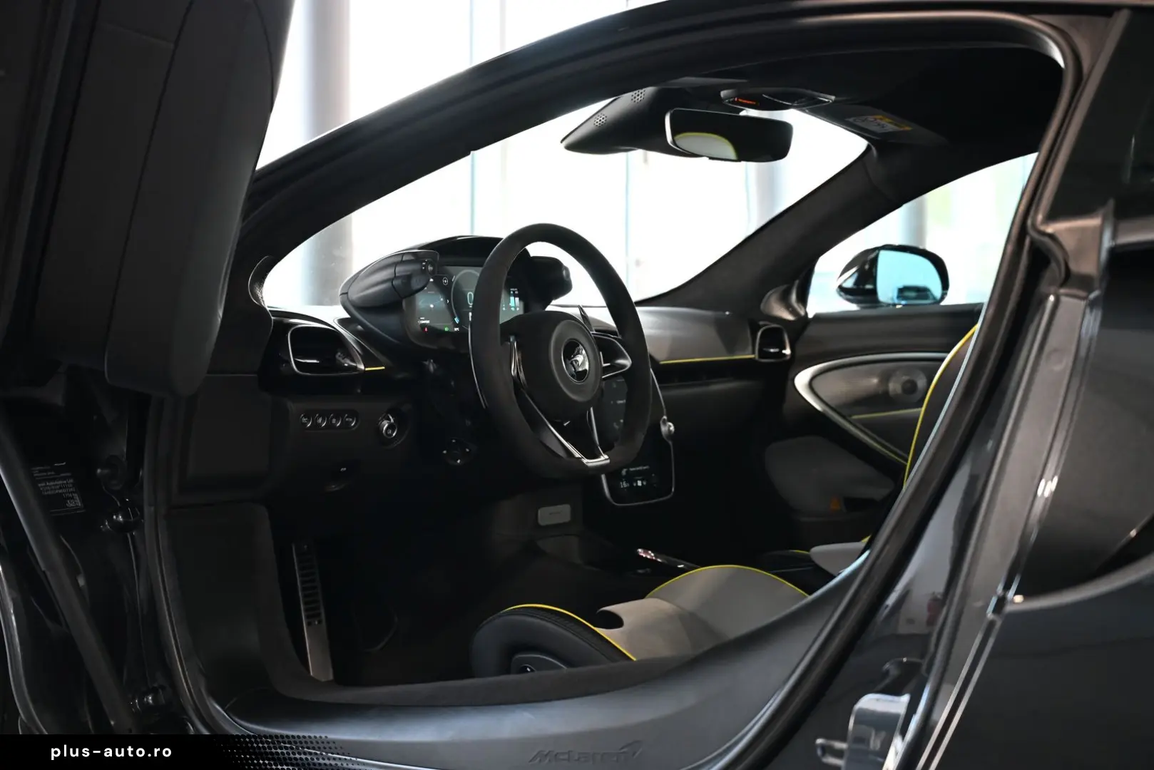 MCLAREN Artura Clubsport Vision Technology Practicality