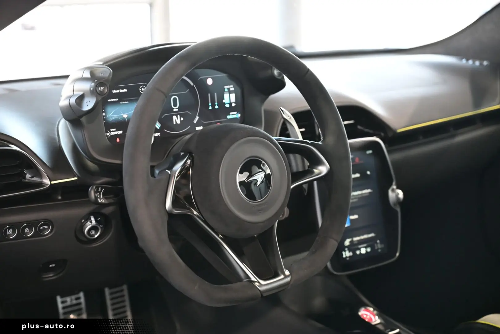 MCLAREN Artura Clubsport Vision Technology Practicality