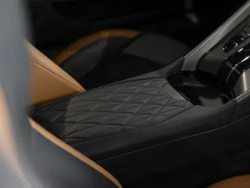 ASTON MARTIN DB12 Coupe Aston Martin Hamburg
