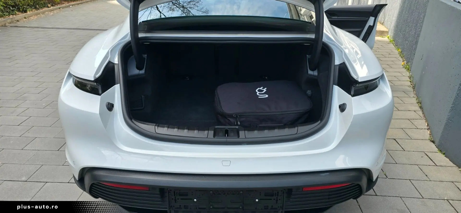 PORSCHE Taycan Pano ACC ALU21  Ausstat75Jahre BaPerform