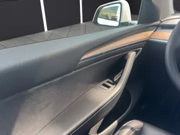 TESLA Model Y  RWD ACC Autopilot Pano Kamera Leder Dab