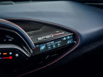FERRARI SF90 Stradale Lift JBL Carbon Passenger-Display