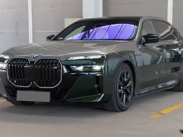 BMW M760e Two-Tone Sky Crystal B&W   Finanțare Leasing