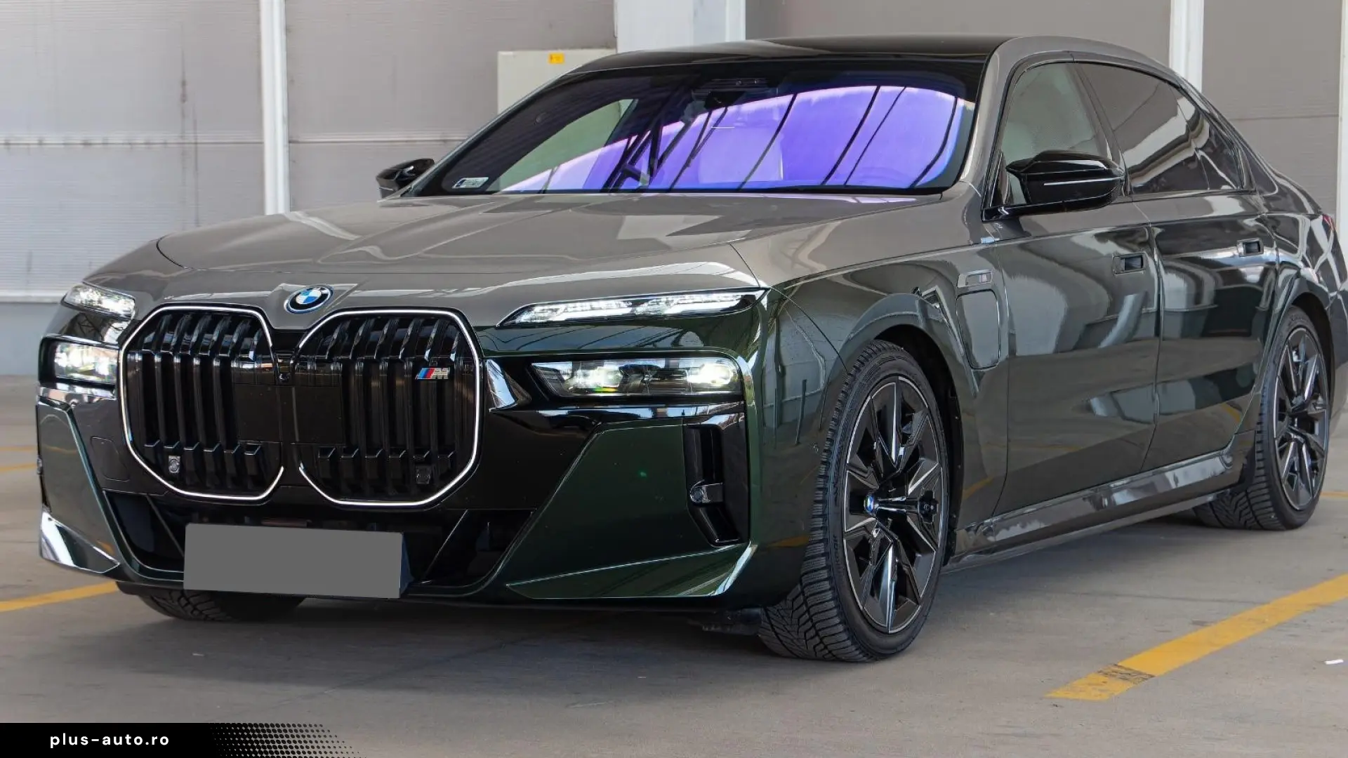 BMW M760e Two-Tone Sky Crystal B&W   Finanțare Leasing