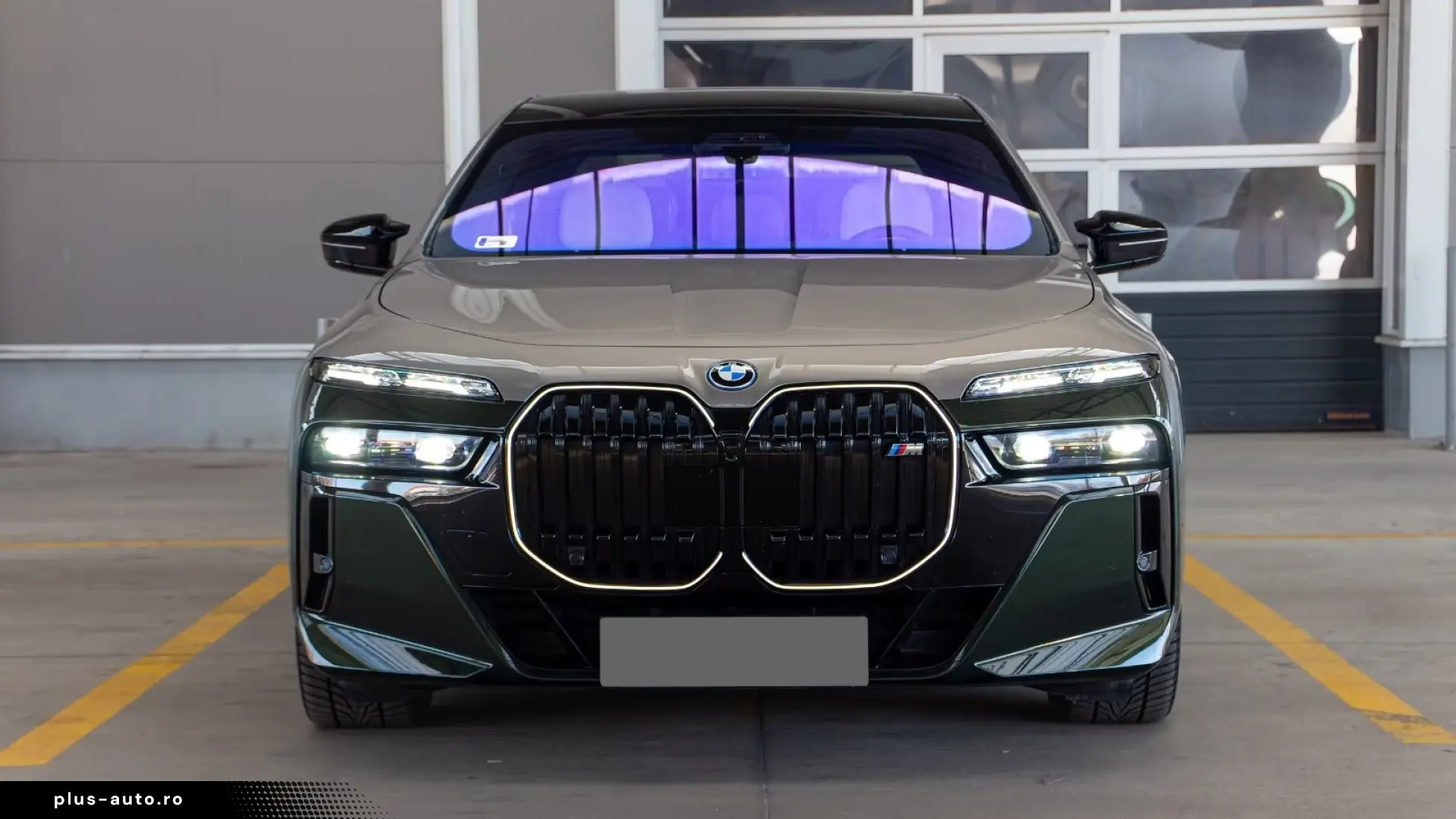 BMW M760e Two-Tone Sky Crystal B&W   Finanțare Leasing
