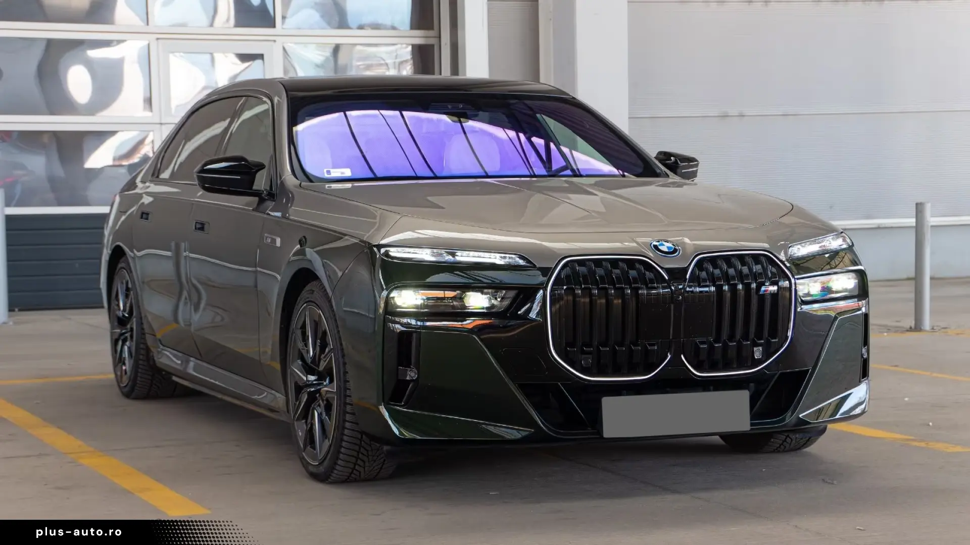BMW M760e Two-Tone Sky Crystal B&W   Finanțare Leasing