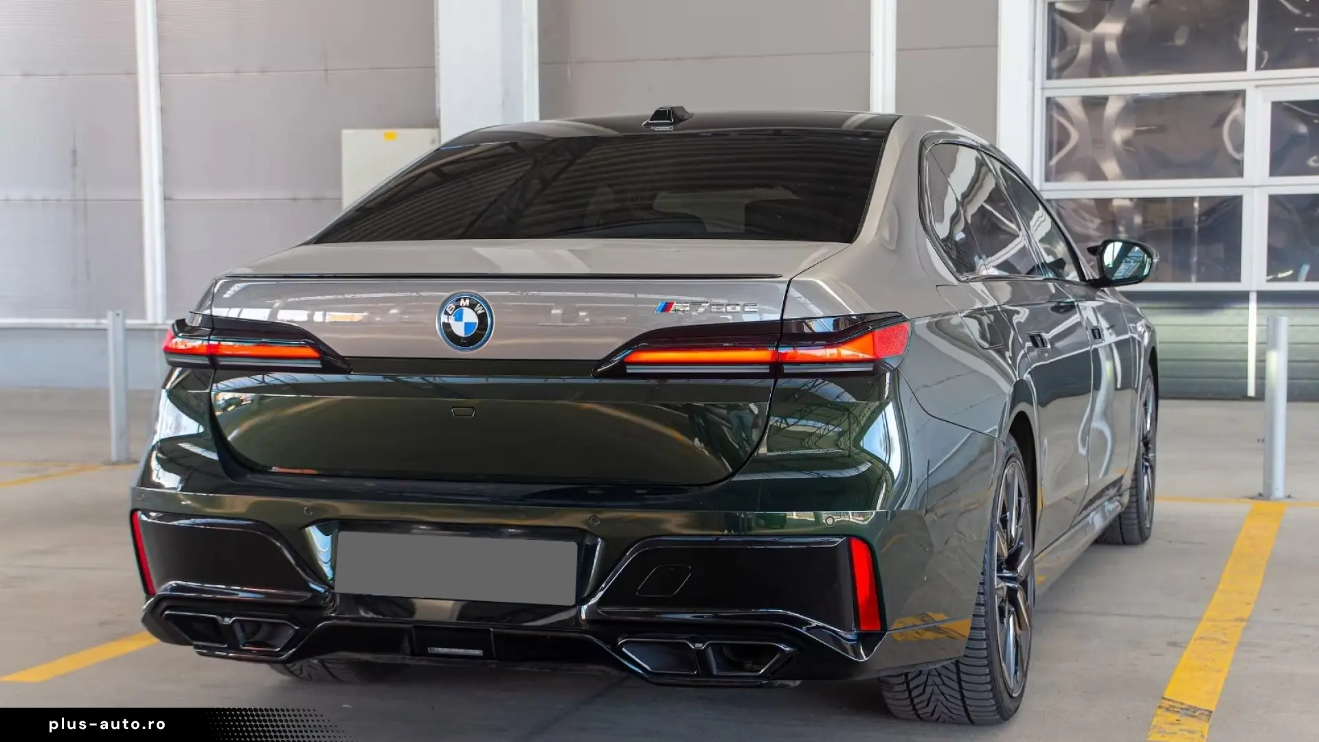 BMW M760e Two-Tone Sky Crystal B&W   Finanțare Leasing