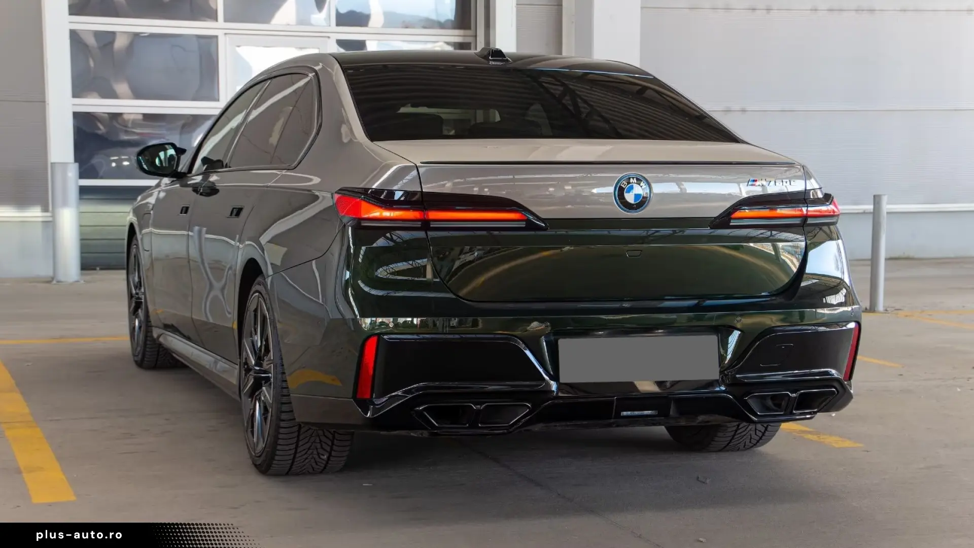 BMW M760e Two-Tone Sky Crystal B&W   Finanțare Leasing