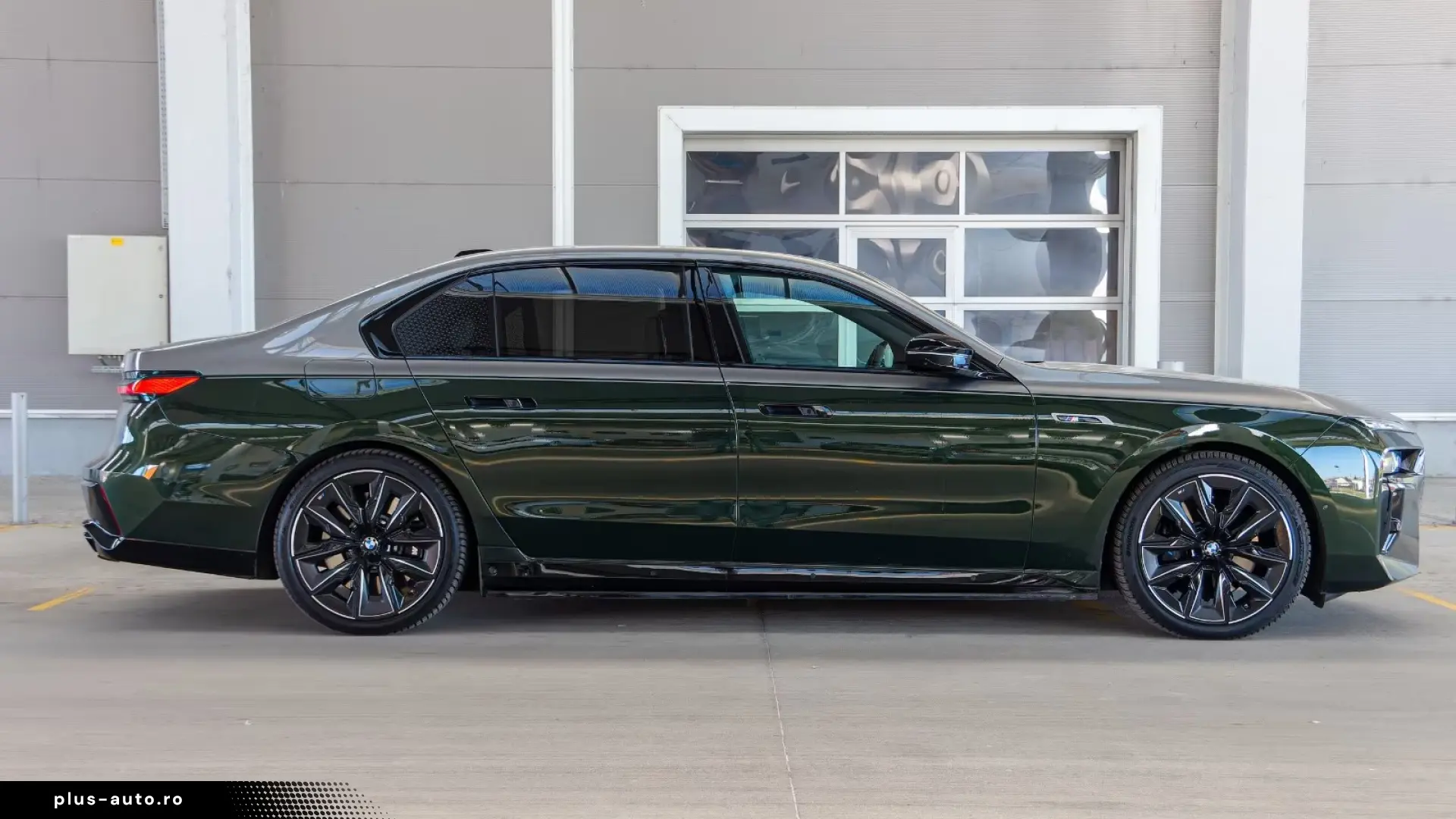 BMW M760e Two-Tone Sky Crystal B&W   Finanțare Leasing