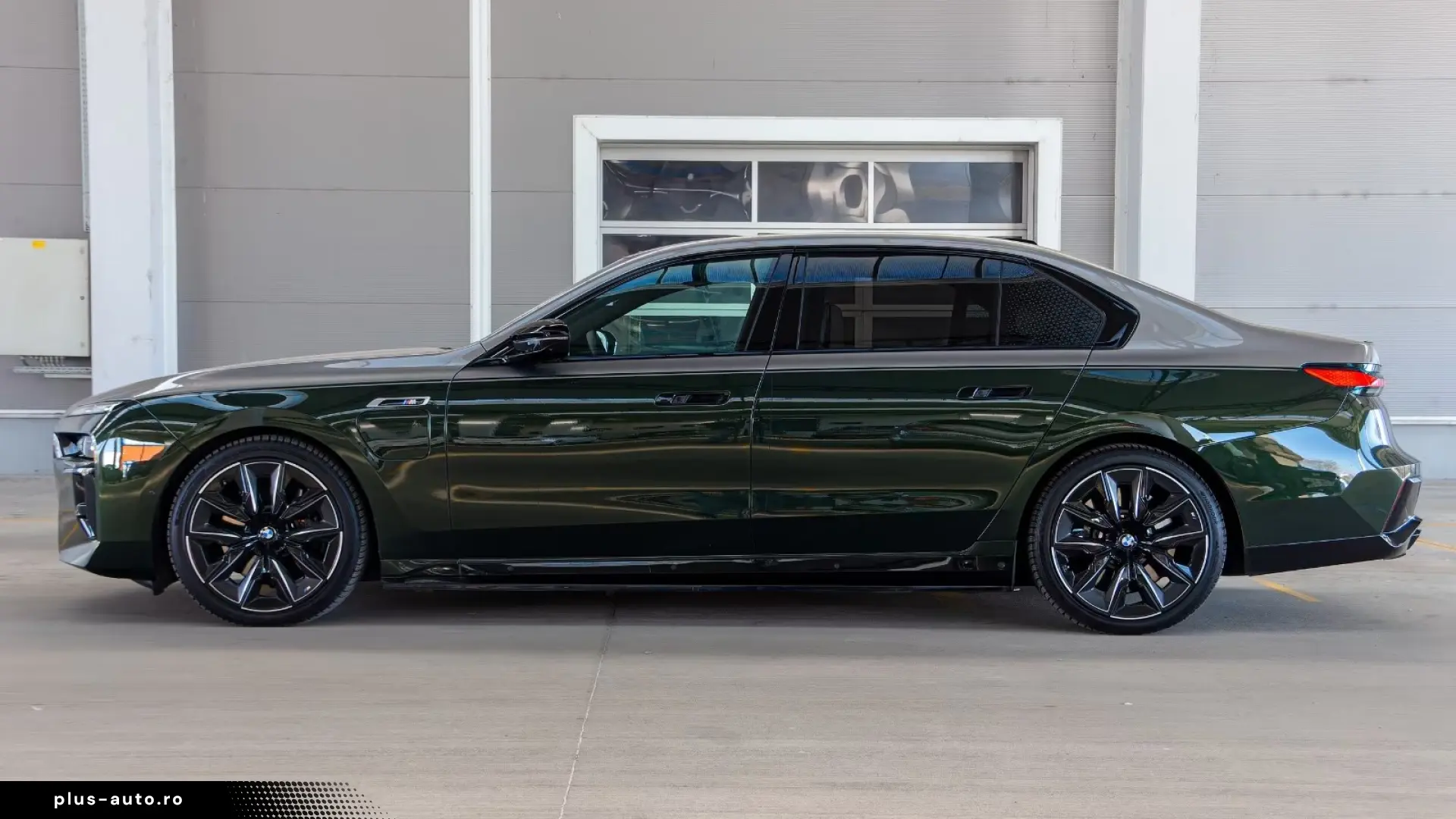 BMW M760e Two-Tone Sky Crystal B&W   Finanțare Leasing