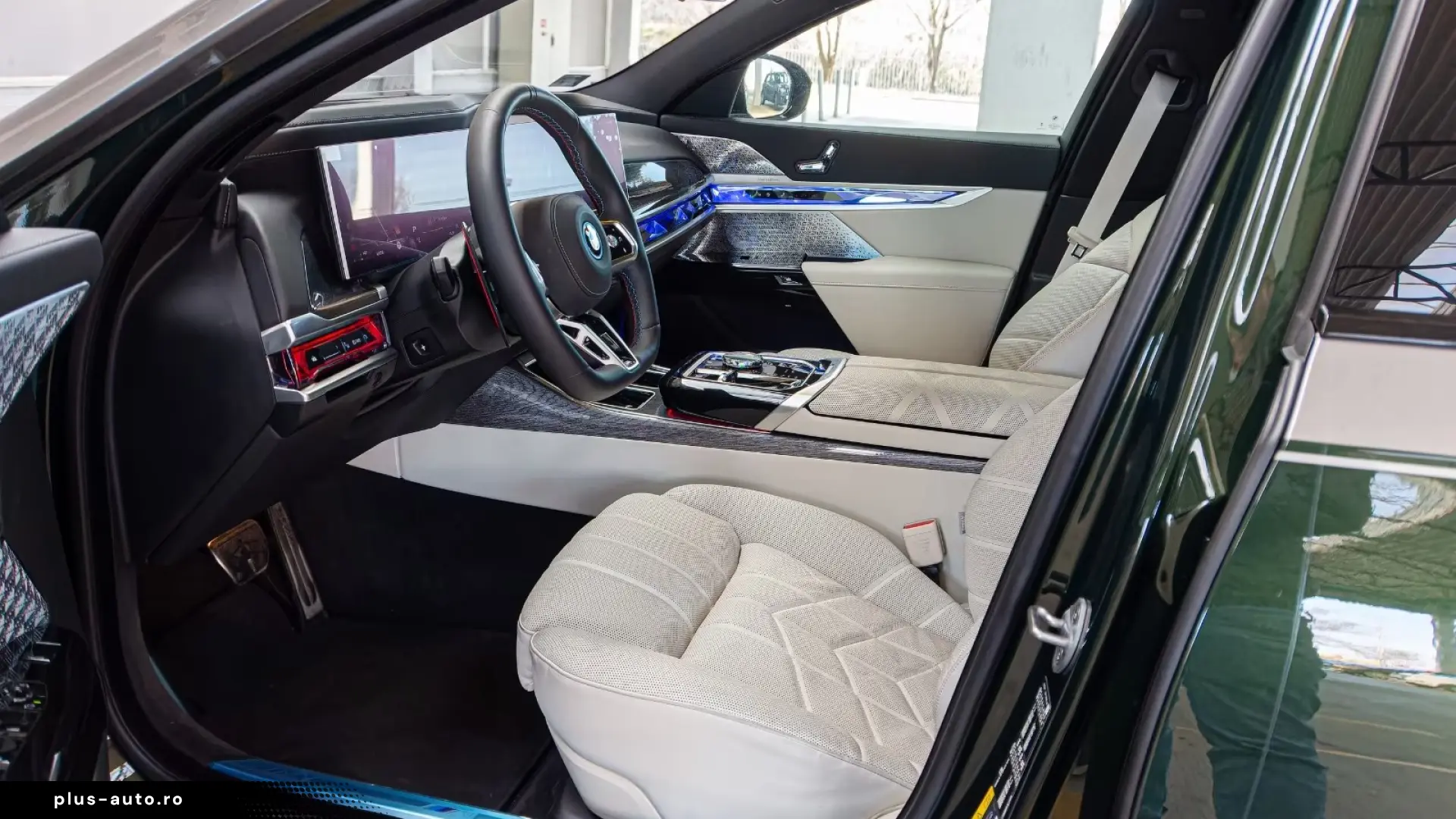 BMW M760e Two-Tone Sky Crystal B&W   Finanțare Leasing