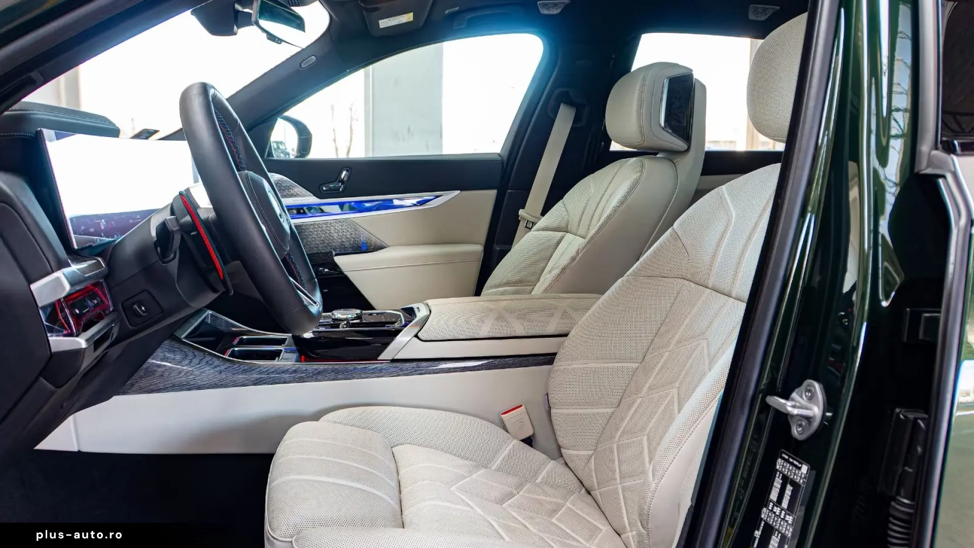 BMW M760e Two-Tone Sky Crystal B&W   Finanțare Leasing