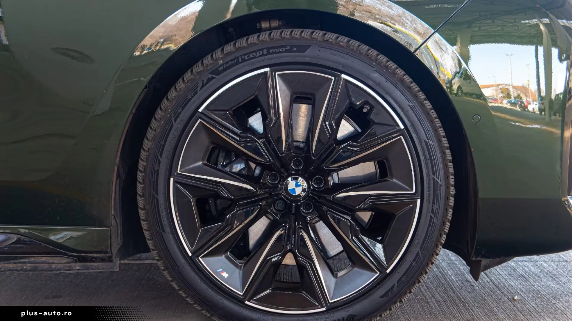 BMW M760e Two-Tone Sky Crystal B&W   Finanțare Leasing
