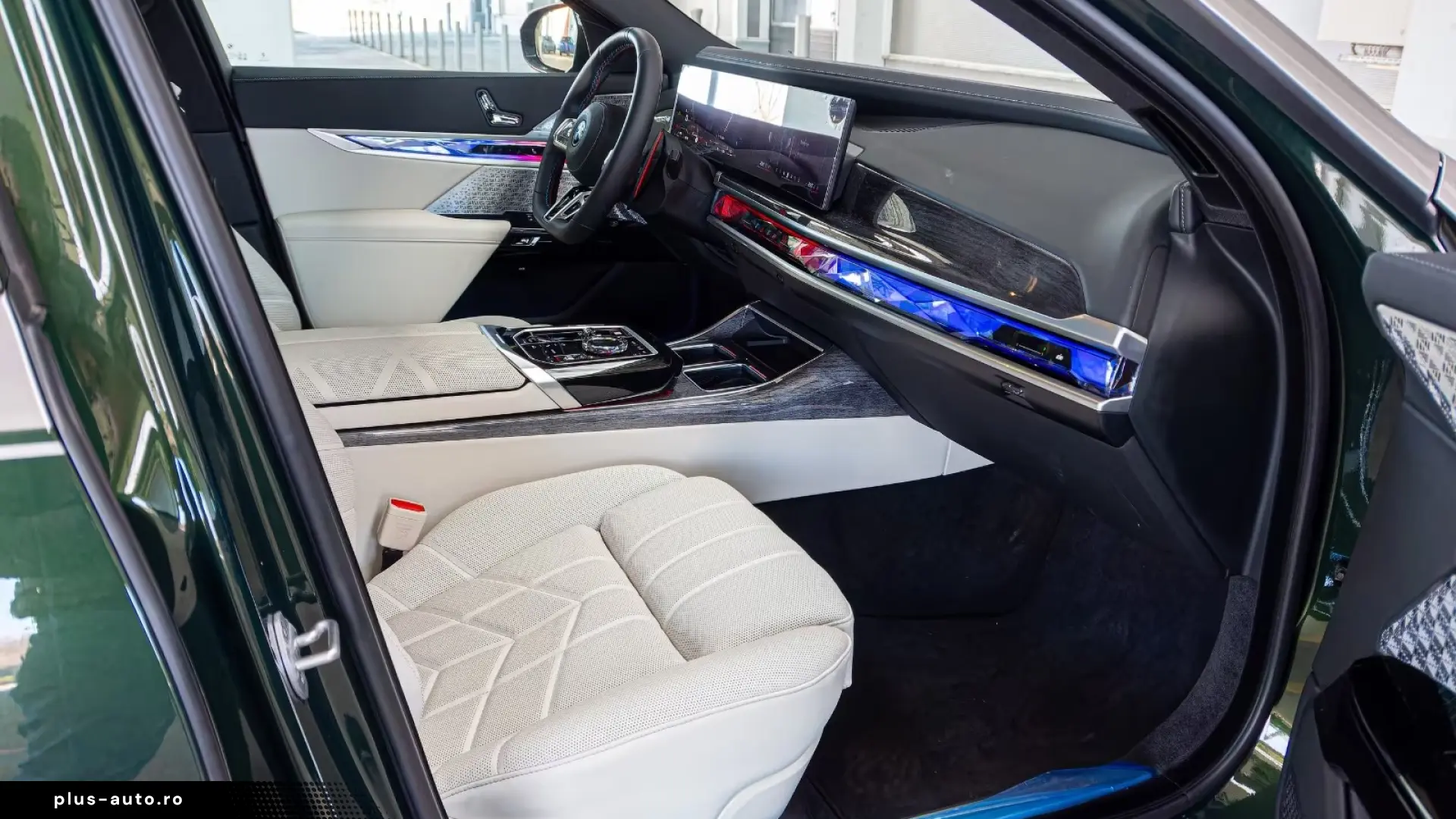 BMW M760e Two-Tone Sky Crystal B&W   Finanțare Leasing