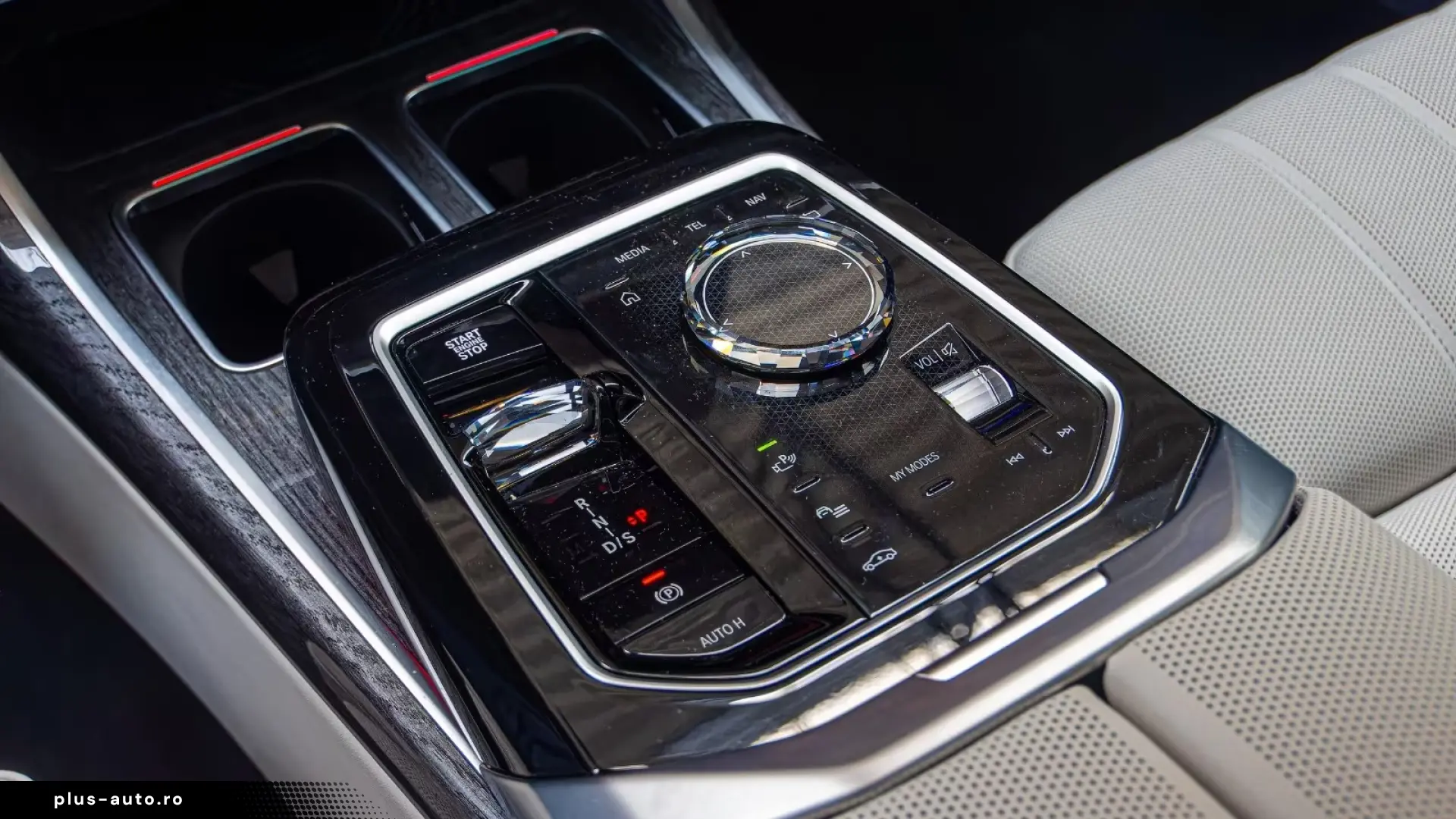 BMW M760e Two-Tone Sky Crystal B&W   Finanțare Leasing