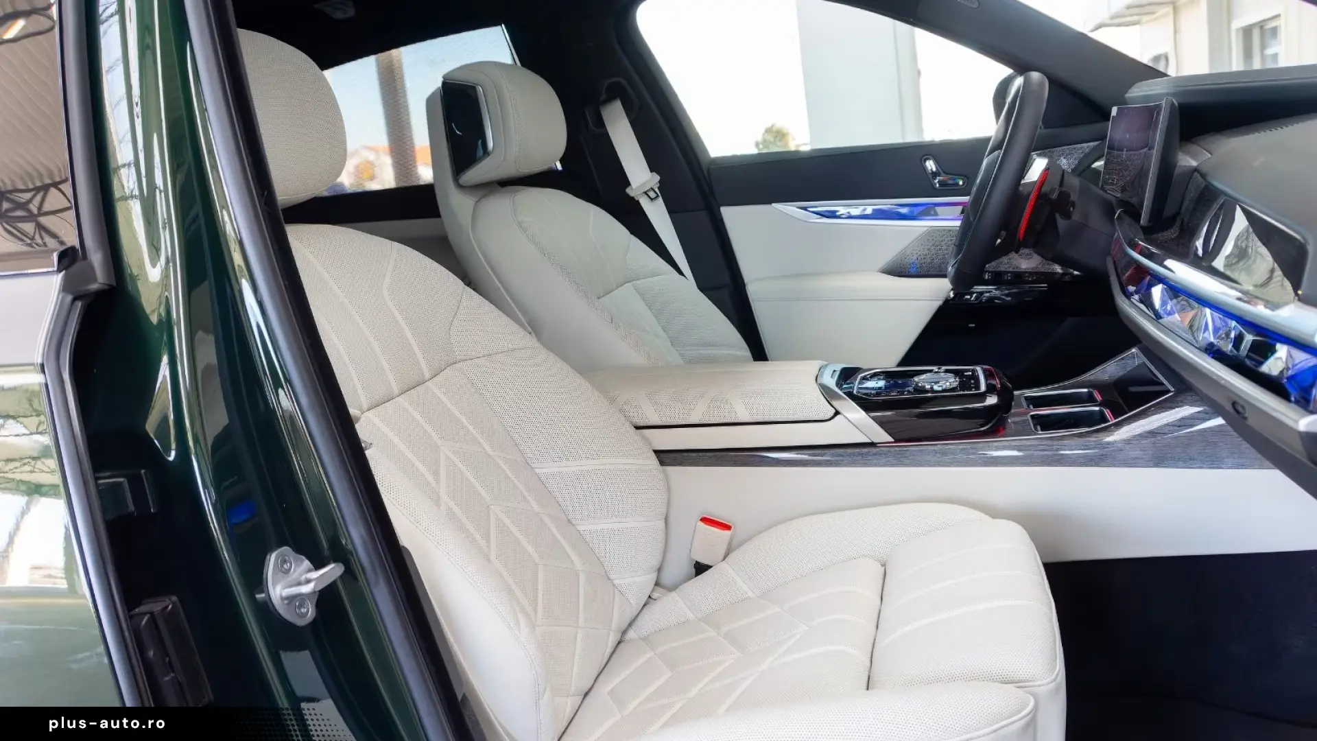 BMW M760e Two-Tone Sky Crystal B&W   Finanțare Leasing