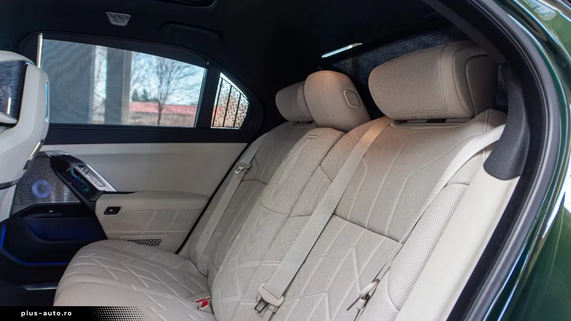 BMW M760e Two-Tone Sky Crystal B&W   Finanțare Leasing