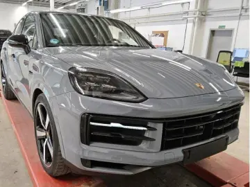 PORSCHE Cayenne Coupe E-Hybrid Hinterachslenkung AHK 22