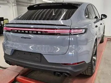 PORSCHE Cayenne Coupe E-Hybrid Hinterachslenkung AHK 22