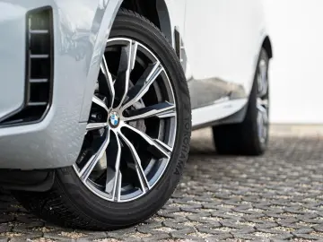 BMW X5 xDrive30d M-Sport AHK PANO KoZg S-Glas 4x SHZ