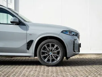BMW X5 xDrive30d M-Sport AHK PANO KoZg S-Glas 4x SHZ