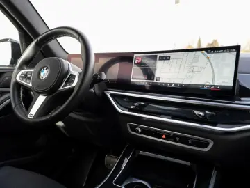 BMW X5 xDrive30d M-Sport AHK PANO KoZg S-Glas 4x SHZ