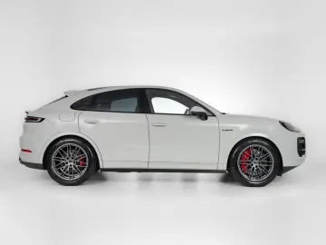 PORSCHE Cayenne Coupe Turbo E-Hybrid   PDCC   Sportabgas