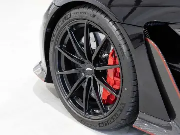 ASTON MARTIN New Vantage V12 Roadster -Onyx Black-