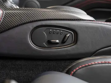 ASTON MARTIN New Vantage V12 Roadster -Onyx Black-