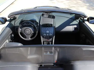 ASTON MARTIN V12 Vantage S Roadster   Schwarz Schwarz   2.Hd