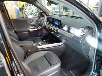 MERCEDES-BENZ EQB 300 4M AMG Premium Night AHK Memory Sitze