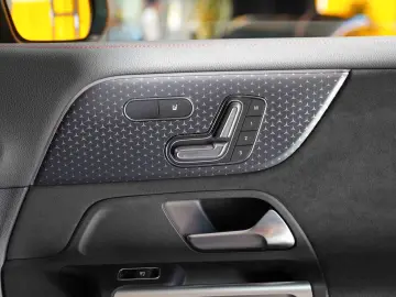 MERCEDES-BENZ EQB 300 4M AMG Premium Night AHK Memory Sitze