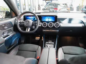 MERCEDES-BENZ EQB 300 4M AMG Premium Night AHK Memory Sitze