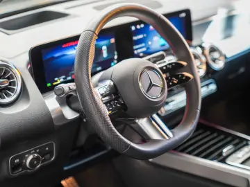 MERCEDES-BENZ EQB 300 4M AMG Premium Night AHK Memory Sitze