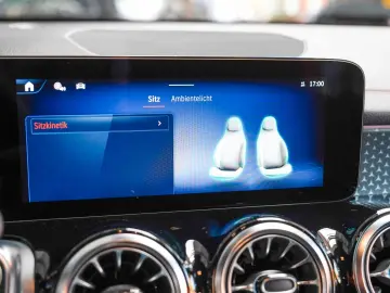 MERCEDES-BENZ EQB 300 4M AMG Premium Night AHK Memory Sitze