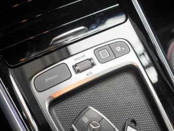 MERCEDES-BENZ EQB 300 4M AMG Premium Night AHK Memory Sitze