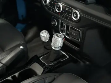 JEEP Wrangler BRUTE 2.0 T-GDI Sahara  1.H  Sonderlack