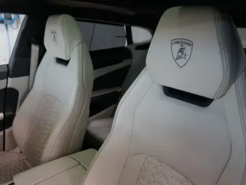 LAMBORGHINI Urus 23  Akrapovic B&O Panorama Massage Sitzkli.