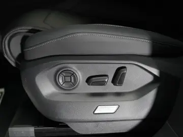 VW Touareg 3.0 TDI 4M R-Line MATRIX LUFT AHK KEY