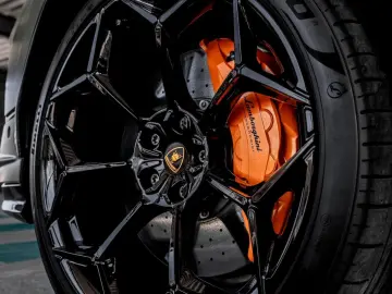 LAMBORGHINI Urus PERFORMANTE  ADAS  B&O CARBON AKRAPOVIC PPF