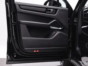 PORSCHE Cayenne Coupé Turbo S E-Hybrid MASSAGE AHV INNOD