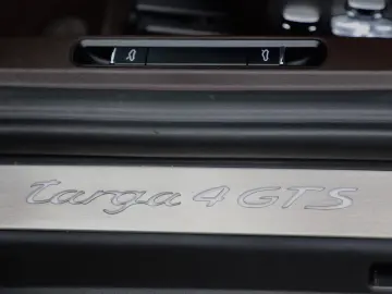 PORSCHE 991 Targa 4 GTS PDCC SPORTSITZE NATURLEDER BRAUN