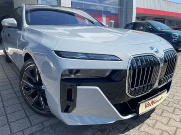 BMW i7 xD 60 MSPORT PANOSKY FOND-TV B&W KRISTALL-LED