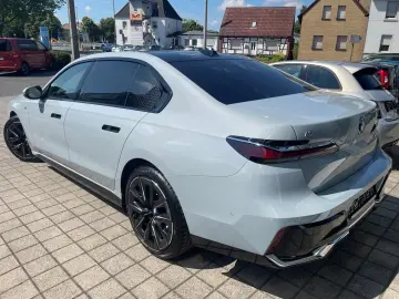 BMW i7 xD 60 MSPORT PANOSKY FOND-TV B&W KRISTALL-LED